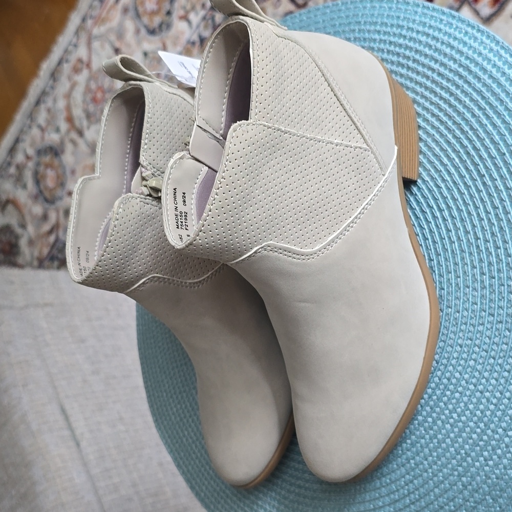 ARIZONA JEAN CO BRAND WOMENS "STONE" COLOR SUEDE LIKE SHORT ANKLE BOOTS SIZE 6.5